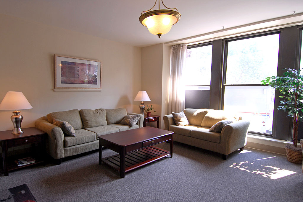 1024px Stafford livingroom 1 - Tips Memilih Interior Ruang Tamu Minimalis Yang Tepat